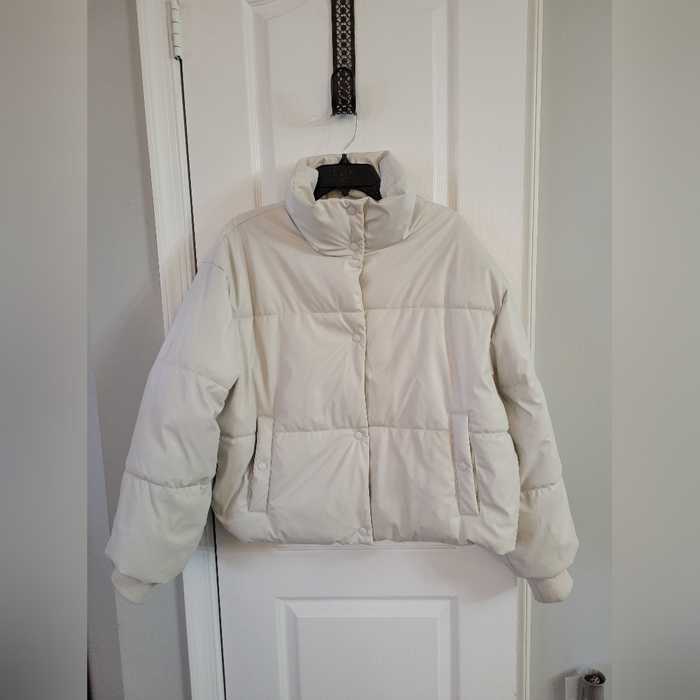 AE American Eagle Vegan Leather Chill Puffer Jacket Cream Size Large Coat